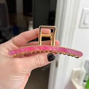 pink metal claw clip